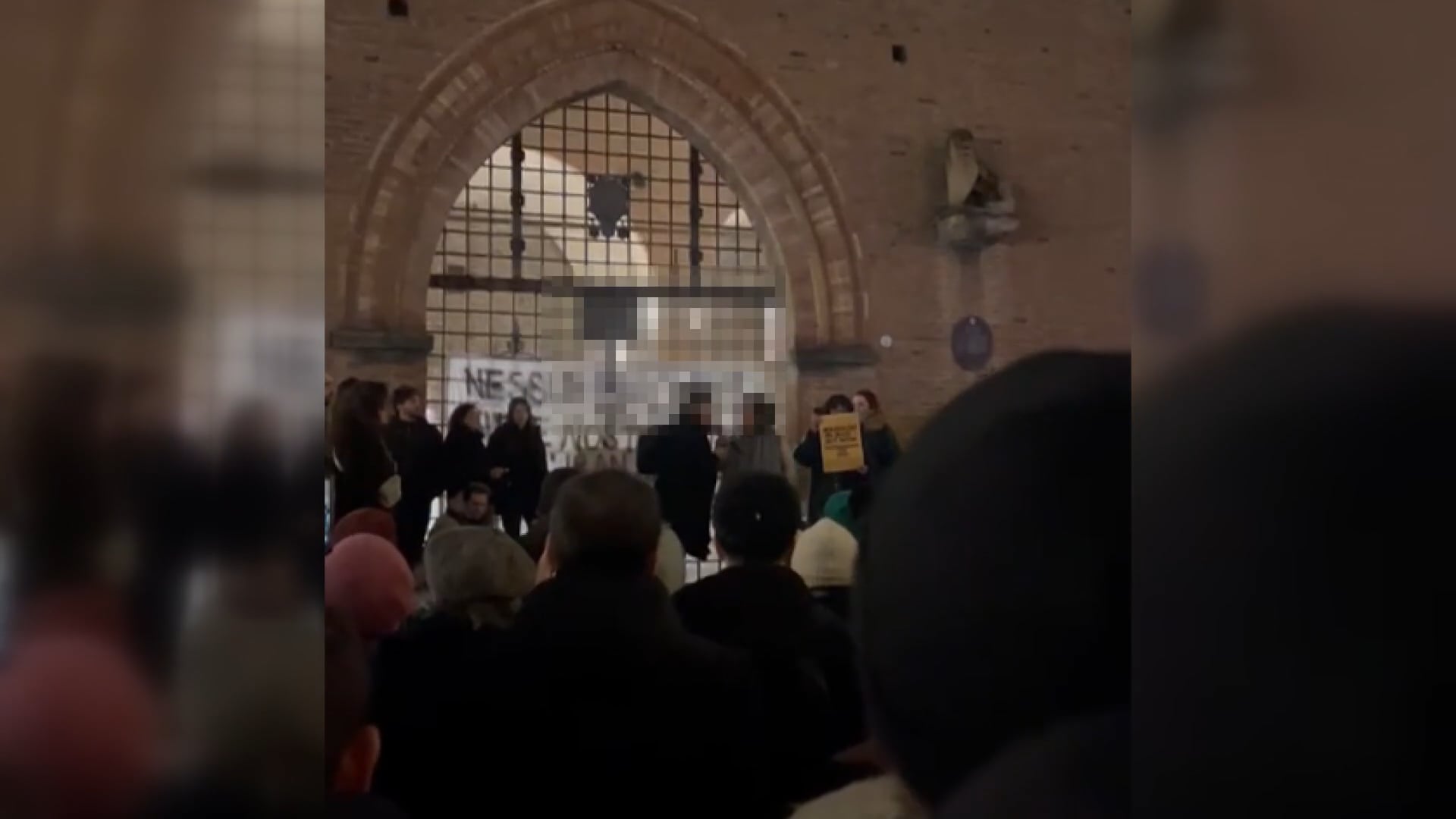 La giovane iraniana “zittisce” gli organizzatori anti America