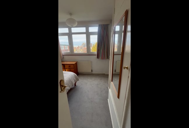 Bright Double room with exceptional storage  Main Photo