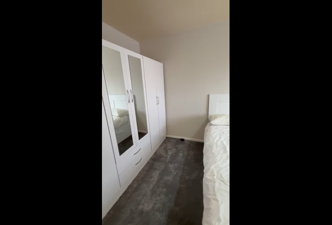 Spacious Double Rooms with Driveway & Garage Main Photo