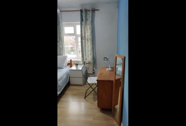 Beautiful room in a female flatshare  Main Photo