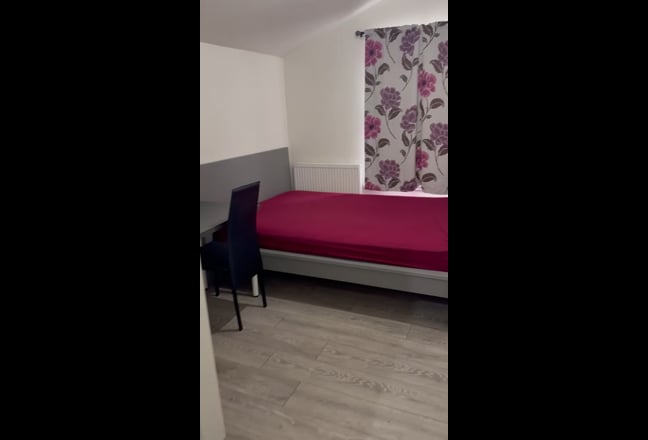 Bright Double room-4 minutes to UptonParkStation  Main Photo