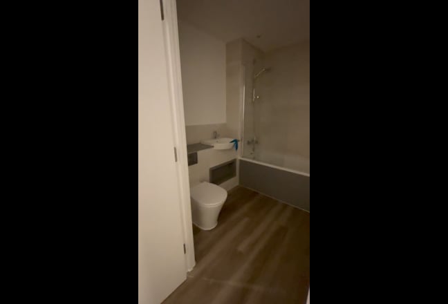 Ensuite Double Bed in quiet flat Main Photo