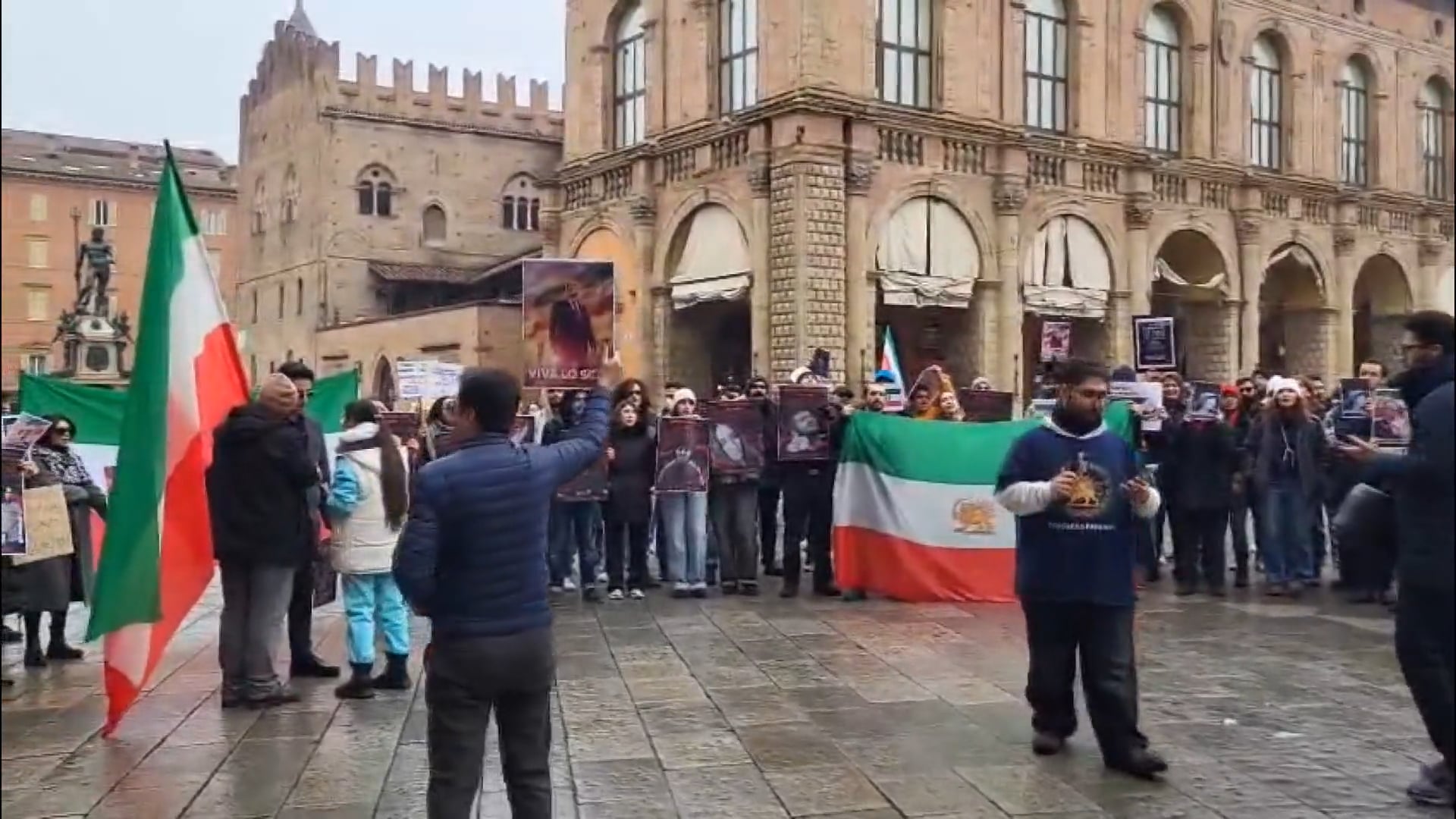 Tanti iraniani sono scesi in piazza delusi dalla manifestazione Anpi, Arci e Cgil