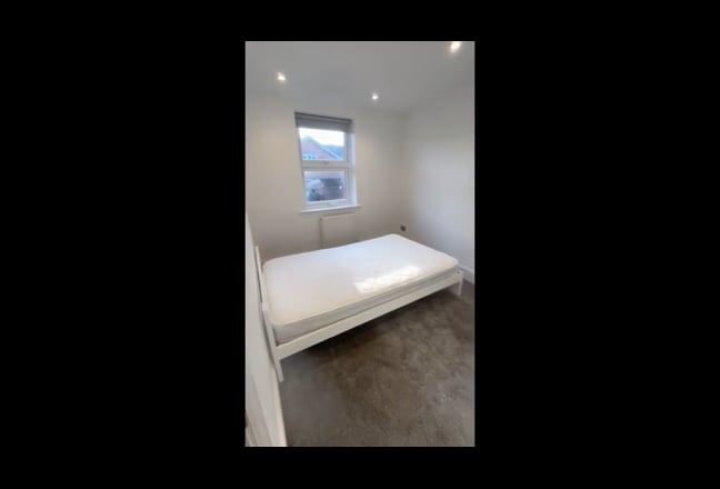 Bright bedroom 2 minute walk from Deptford Park Main Photo