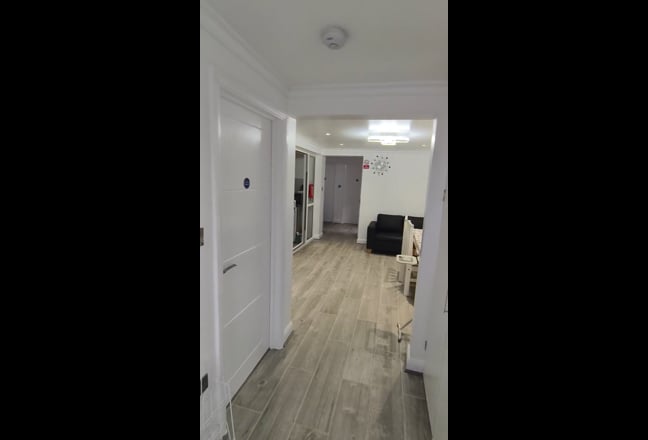 Bright double room – all bills included – near Sci Main Photo