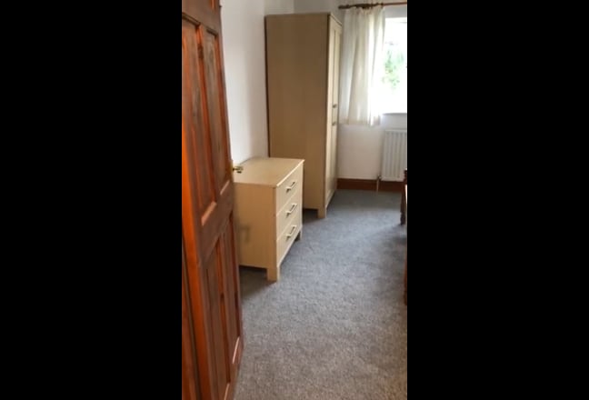 Large single room in large Guildford house Main Photo