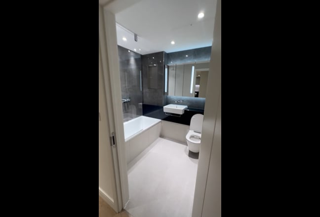 Share Flat in Harcourt Tower, South Quay Plaza Main Photo