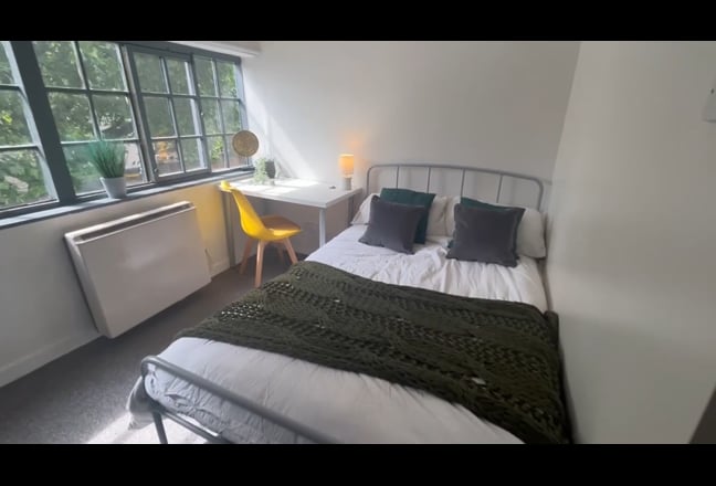 SPACIOUS Double Room near Victoria Centre Main Photo