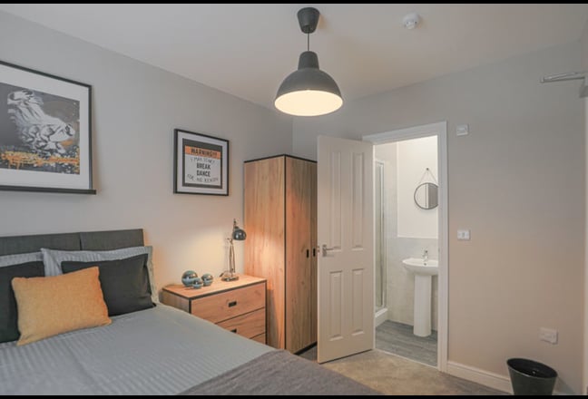 Modern 6-Bed 🏙️ All Ensuite - Bills Included Main Photo