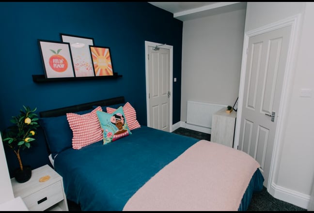 Luxury Ensuite in Stylish City Centre House Main Photo