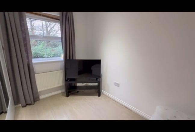 Bright Double Room (1) in Quiet, Well-Located Home Main Photo