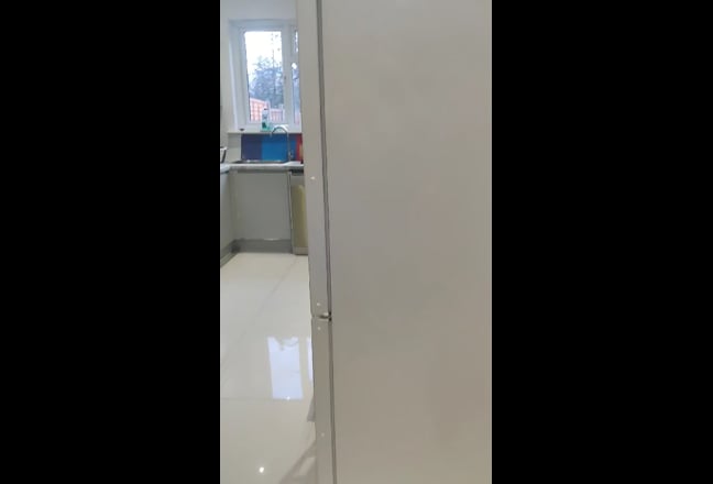 Box bedroom to Let Main Photo