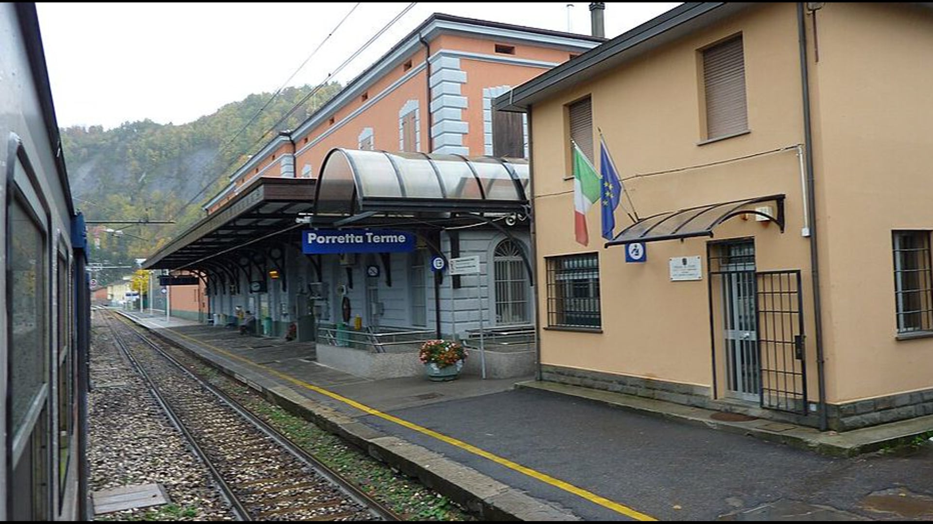 Capotreno aggredito e preso a calci in stazione a Porretta