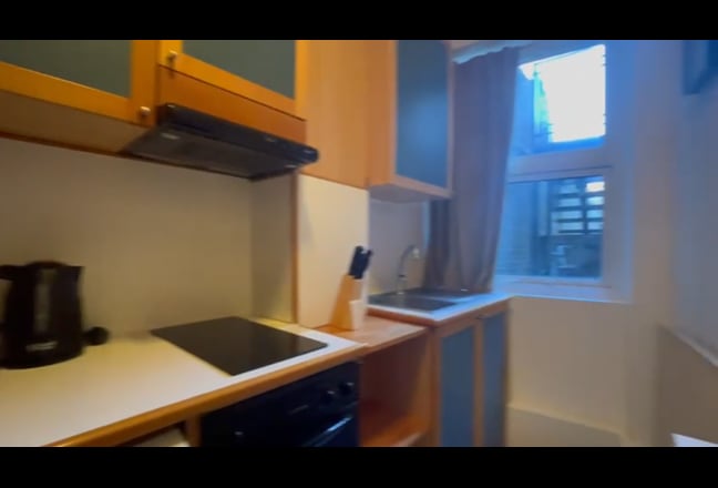 Lower Ground Floor Bedsit With Kitchen NO DEPOSIT Main Photo