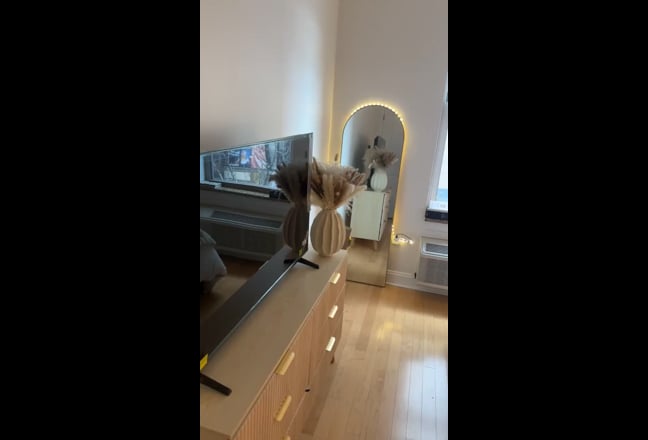 Furnished bedroom and private bathroom available  Main Photo