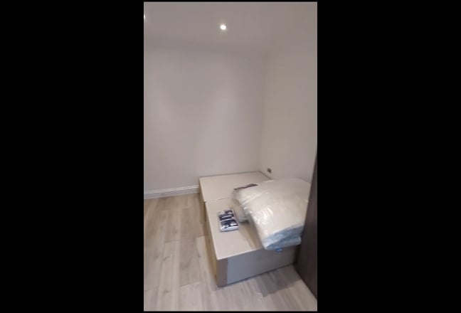 Ensuite Double Room Available in E13 Main Photo