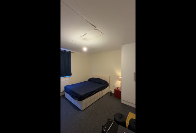 Roommate- Double ensuite room to share  Main Photo