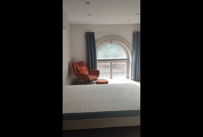 Large dbl bedroom in duplex w/ friendly cats Main Photo