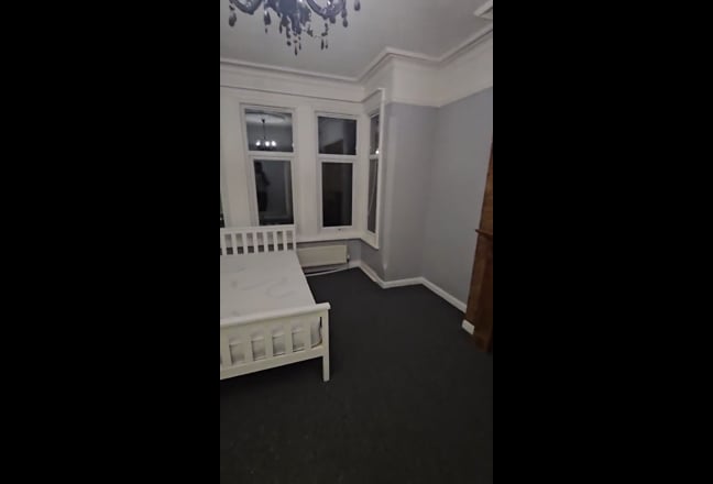 Rooms available in a newly refurbished house Main Photo