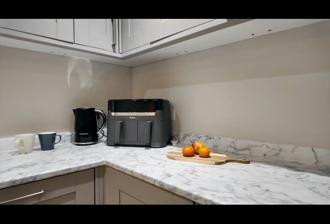 Modern Double Room with En-Suite & Tea Station Main Photo