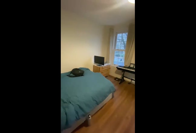 1 Spacious Double room to rent in Oval Main Photo