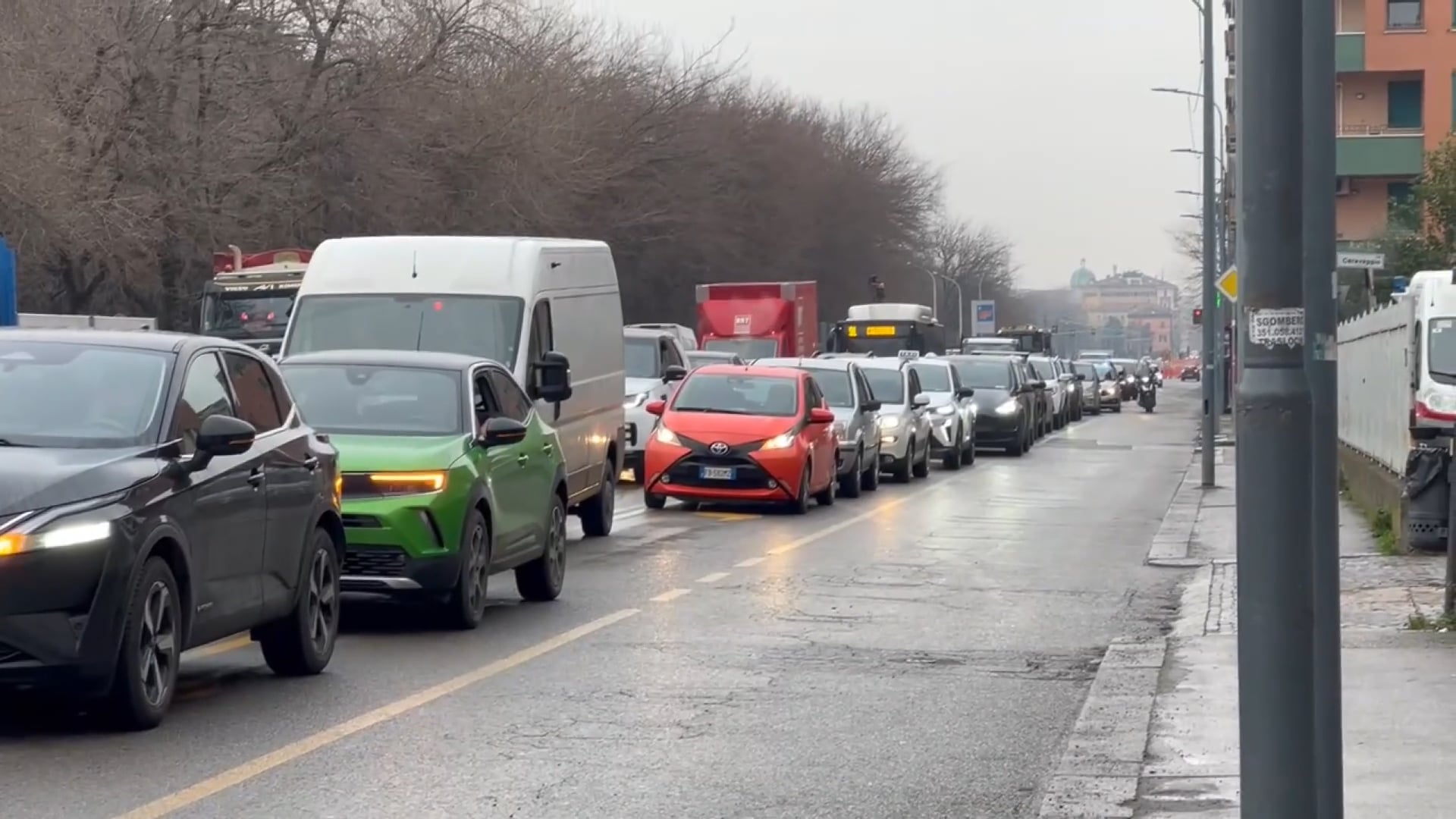 Traffico in tilt in zona ospedale Maggiore per l’allargamento del cantiere del Tram
