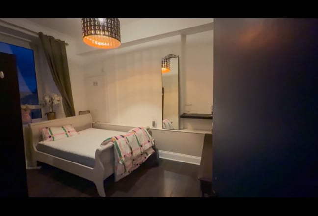 Recently decorated double room top of leith  walk Main Photo