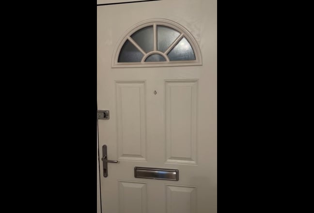 One room in all girl household in Wimbledon Main Photo