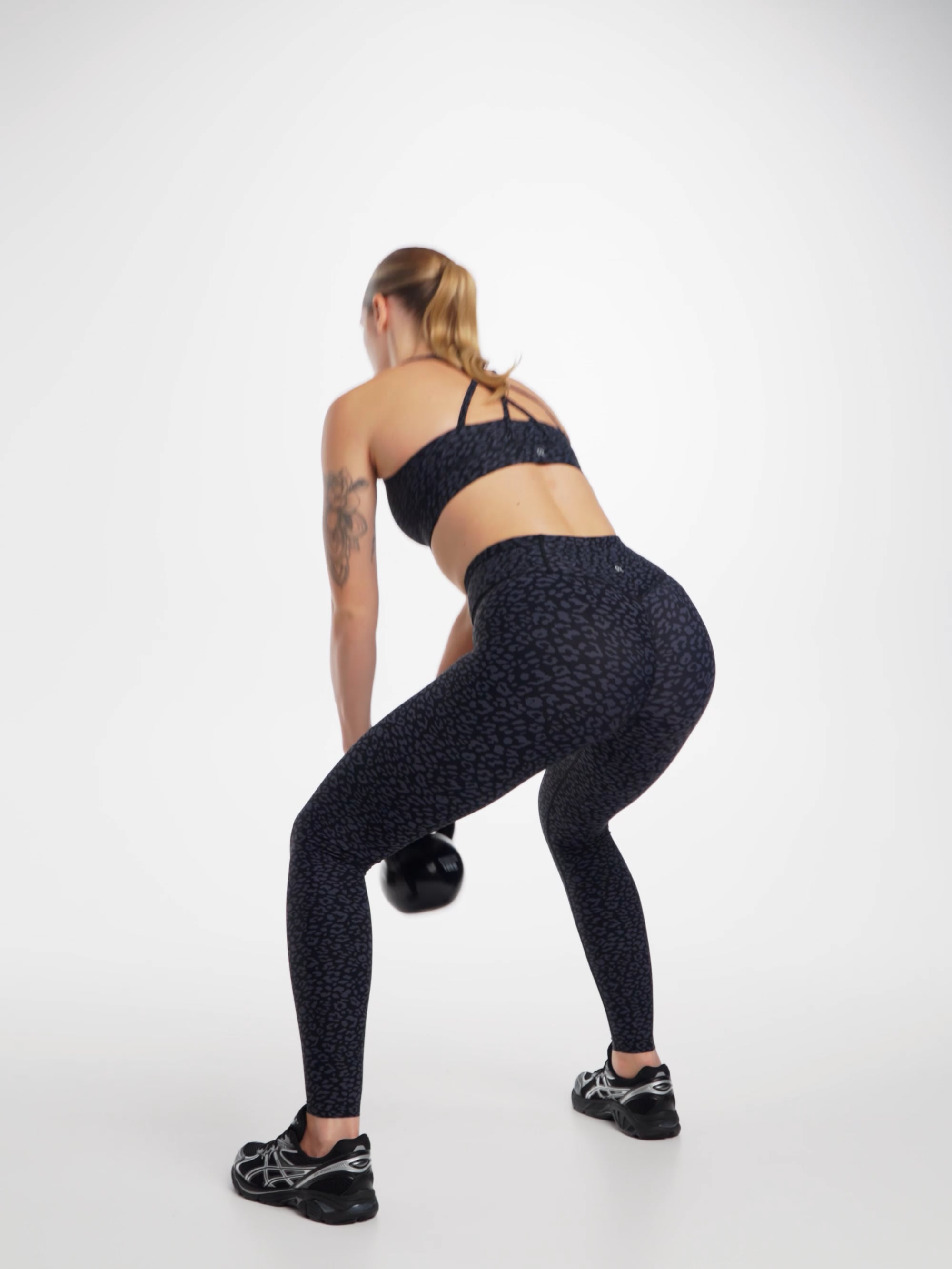 חזיית ספורט גב x מבד nero