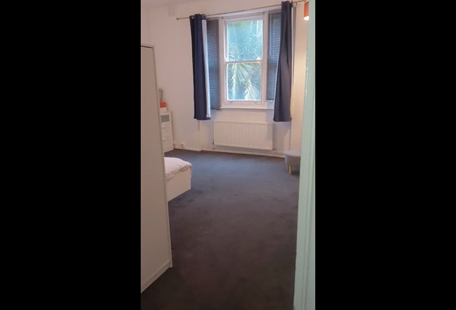 Lovely 1st floor  flat in large house  Main Photo