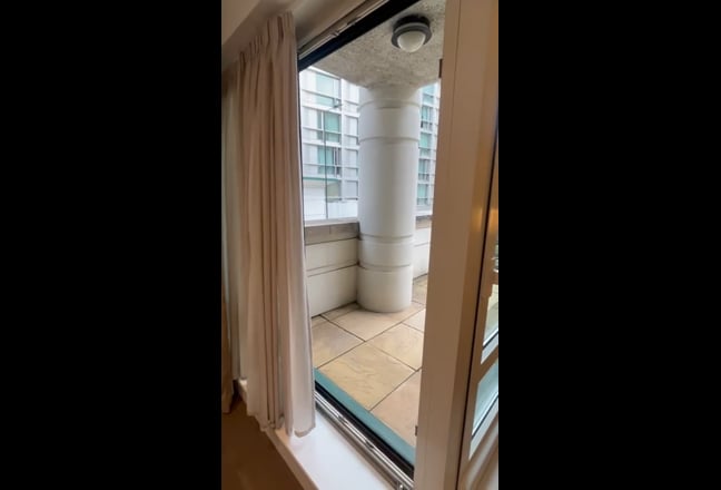 2 bed -2 bath (one ensuite) flat in Kensington Main Photo