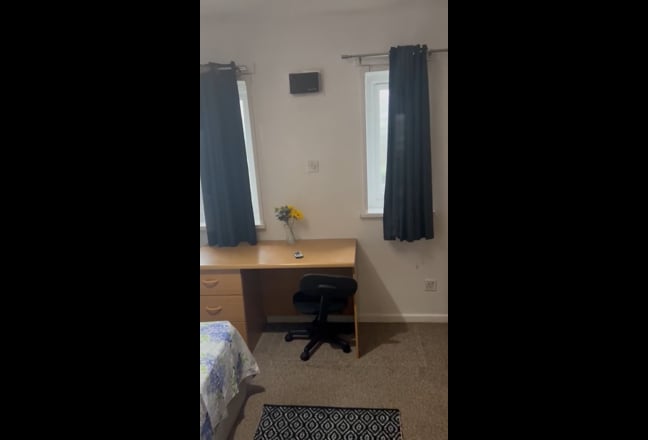 Not to be missed! Nice room close to Interchange! Main Photo