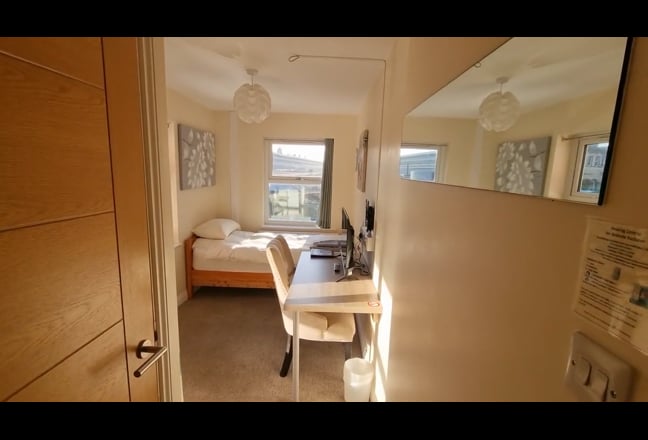 2 Bedroom & Ensuites - Fully Furnished, Train Main Photo
