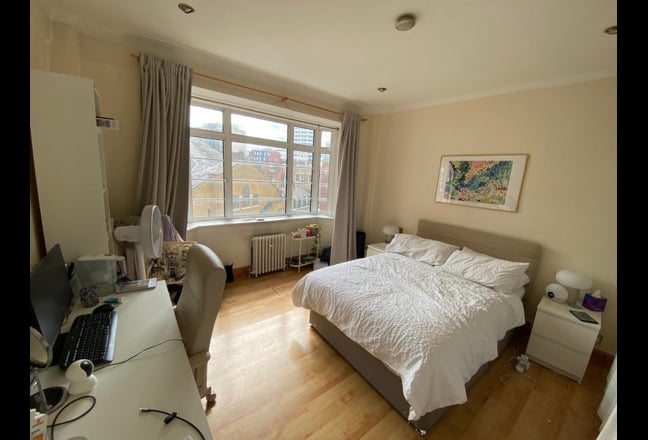 Central spacious bright room female flatshare Main Photo