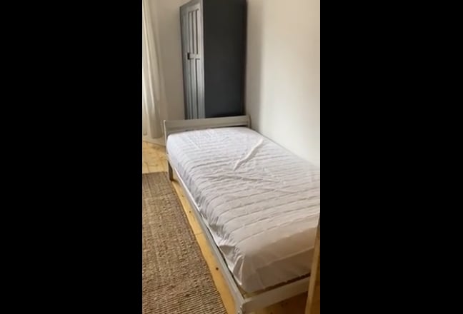 Spacious light double room - all bills incl. Wifi Main Photo