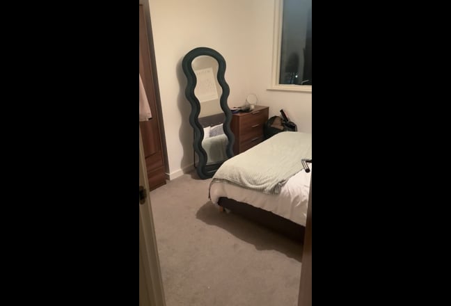 Large room with its own bathroom in a two bed flat Main Photo