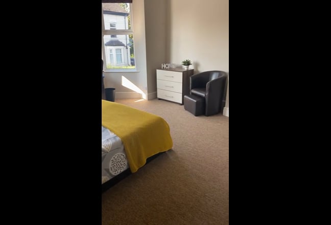 Lovely V Large Double Ensuite nr Stockport Station Main Photo