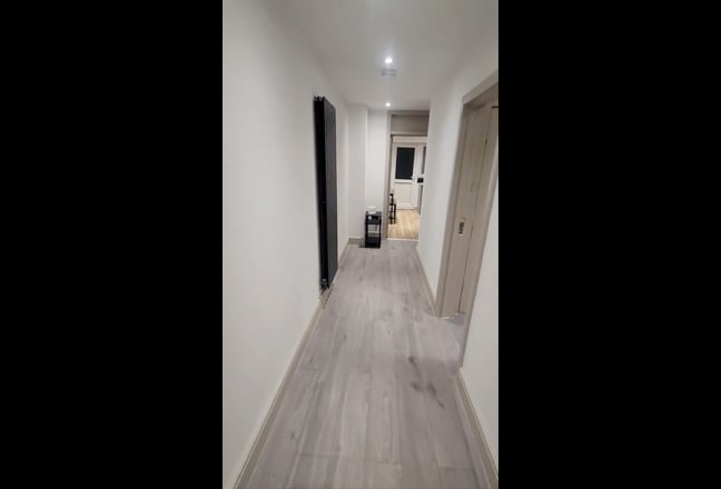 *No Deposit* Newly refurbished 5-bedroom house E16 Main Photo