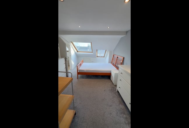 Top floor bedroom with En-suite  Main Photo