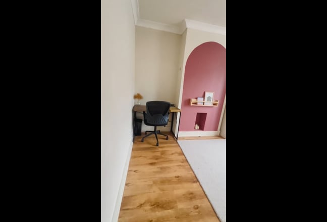 Spacious, Bright Room available for rent Main Photo