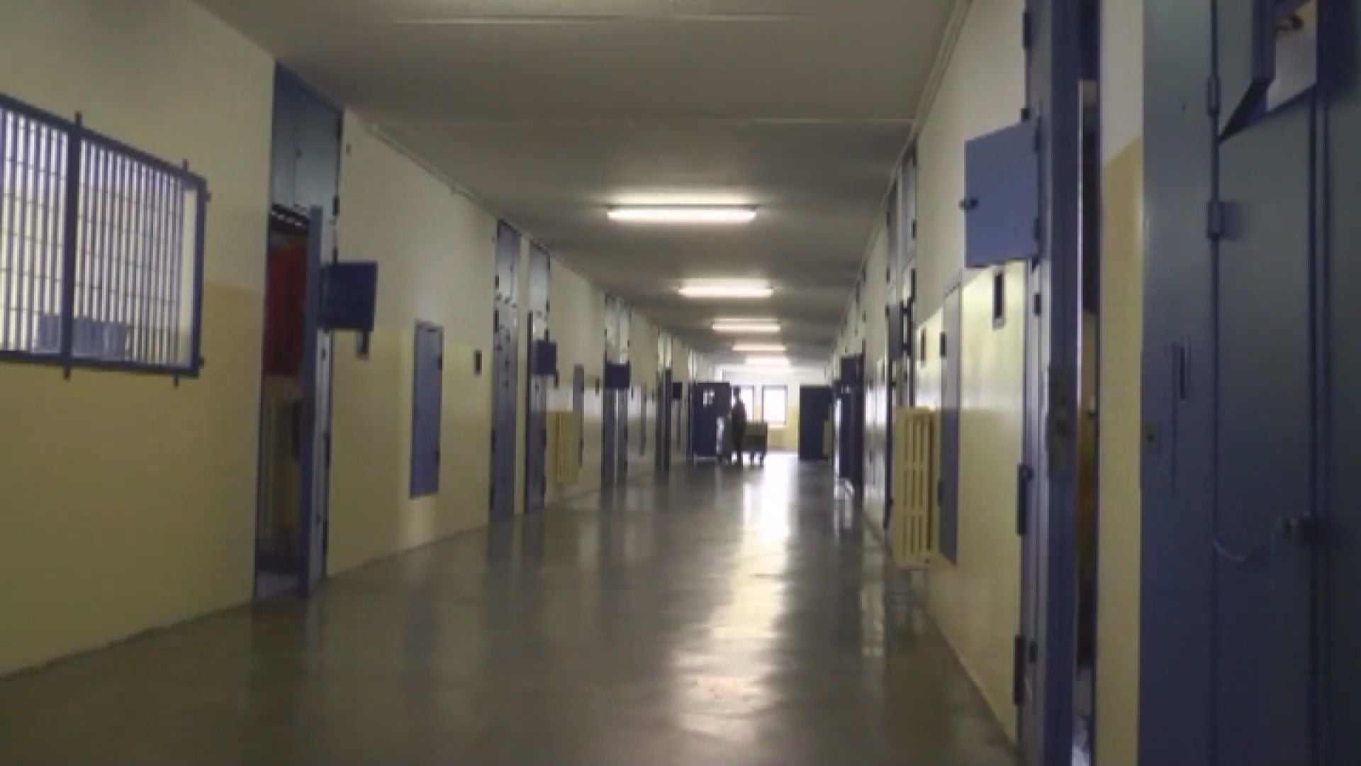 Va alla Dozza per il figlio, con droga e cellulari