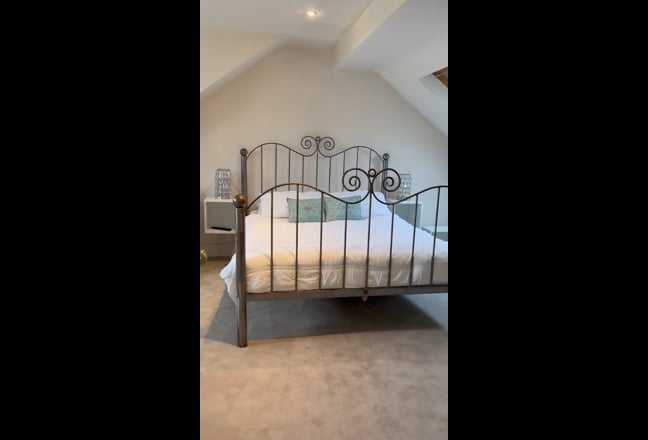 Self contained en-suite double loft conversion Main Photo