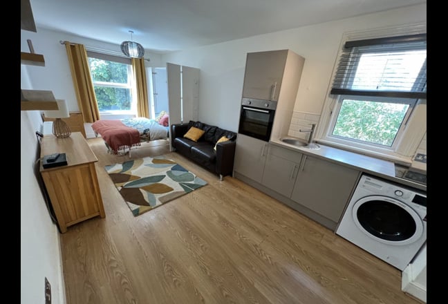 Large Studio Flat newly decorated, new furniture  Main Photo