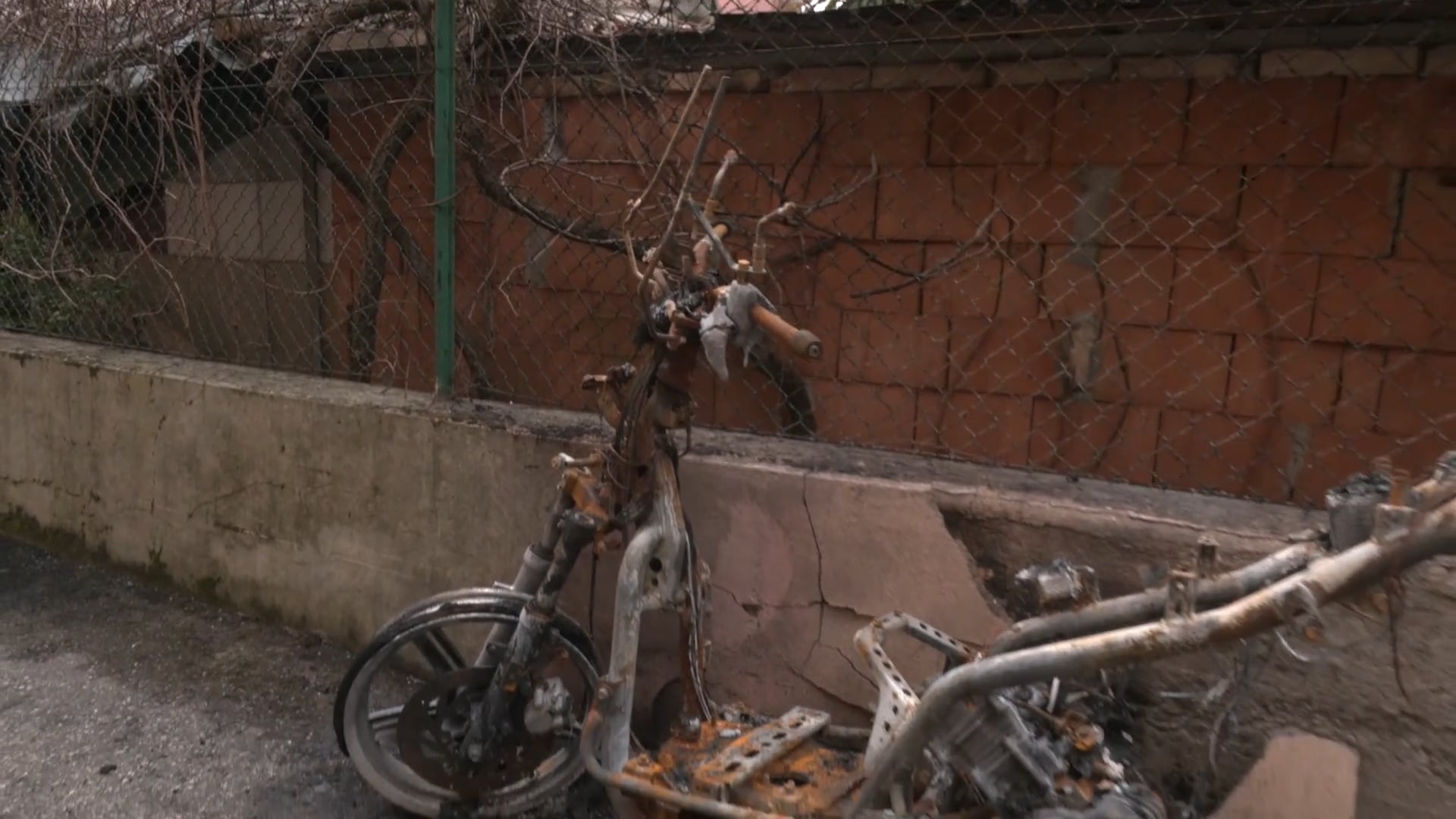 Motorini e bidoni bruciati, degrado e microcriminalità in via Reiter, la denuncia degli inquilini delle case popolari