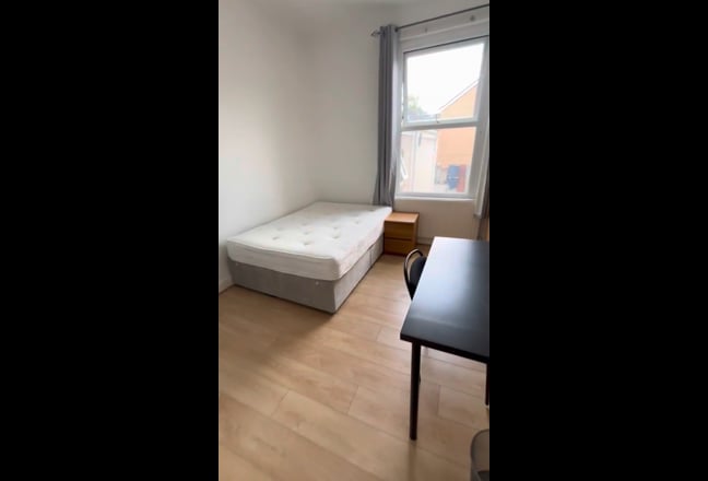 6 Bed Student House /Beach Nearby/Bills Inc Main Photo