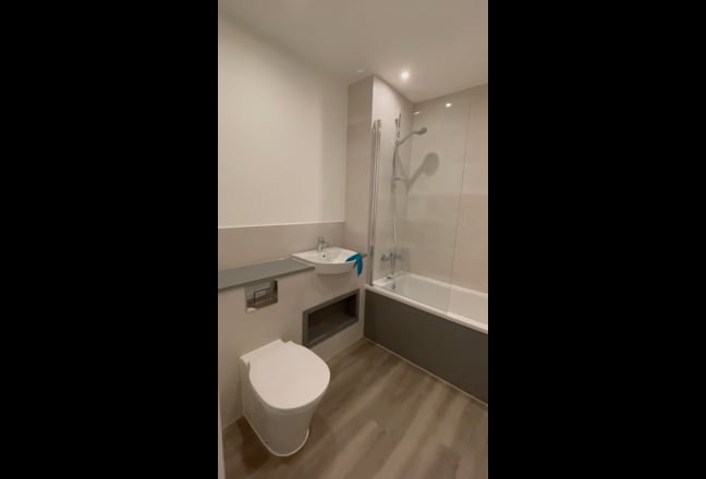 Flatmate wanted - Ensuite Double Bed in quiet flat Main Photo