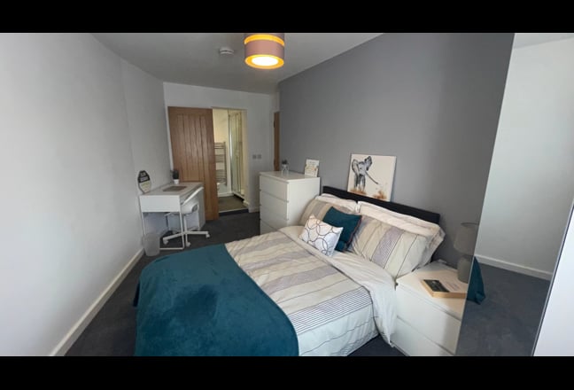 Quirky room with en-suite walking distance to RDH Main Photo