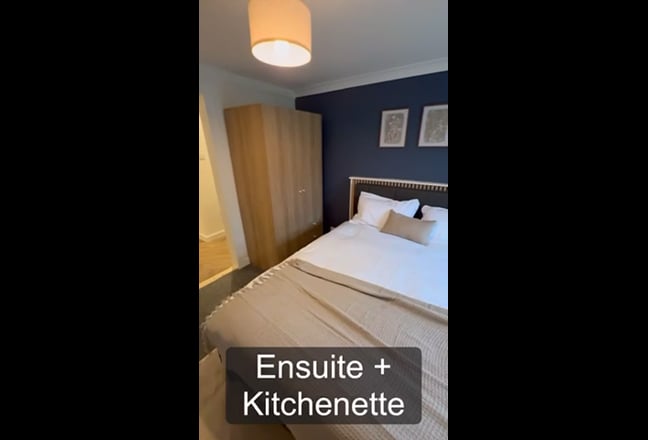 New | couple room | en-suite | kitchenette Main Photo