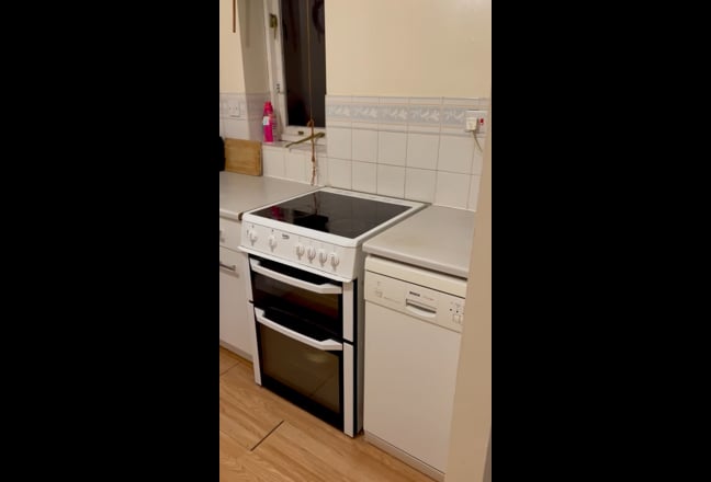 Spacious 1 Bed Flat in a quiet area Main Photo