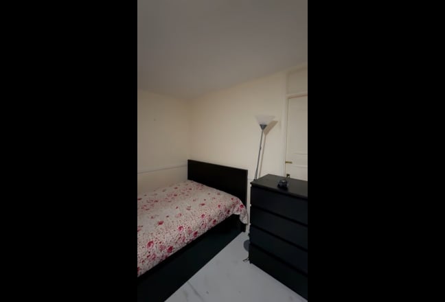 Specious Room Available At Custom House/Canning To Main Photo